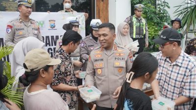 Polresta Sidoarjo dan Awak Media Bagikan Takjil, Edukasi Pengendara Tentang Tertib Lalu Lintas