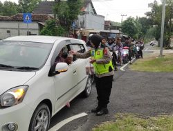 Polsek Temayang Berbagi Takjil untuk Pengguna Jalan di Bulan Ramadan
