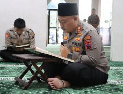 Ramadhan Penuh Berkah, Kapolres Ikuti Tadarus Al Quran di Masjid Al Maruf Polres Wonogiri