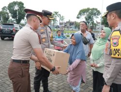 Sebagai Tanda Silaturahmi, Tak Ketinggalan Sopir Angkutan dan Pedagang Asongan Mendapatkan Tali Asih dari Kapolres Jember