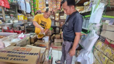 Sidak Pasar, Kapolres Wonogiri Tak Temukan Adanya Ketidaksesuaian Takaran Pada Kemasan Minyakita