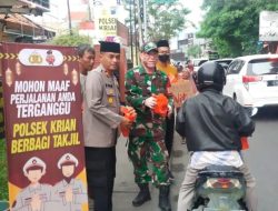 Sinergi TNI-Polri, Polsek dan Koramil Krian Bagikan Takjil Gratis Jelang Idul Fitri