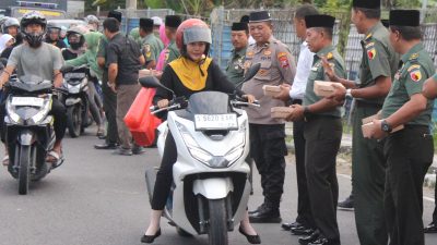 Sinergi bersama, TNI-Polri di Bojonegoro Berbagi Takjil untuk Masyarakat