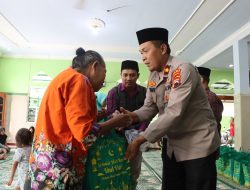 Wakapolres Wonogiri Serahkan Bingkisan Bagi Warga Sekitar Masjid Al Mukmin Polres Wonogiri