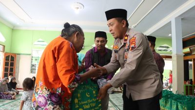 Wakapolres Wonogiri Serahkan Bingkisan Bagi Warga Sekitar Masjid Al Mukmin Polres Wonogiri