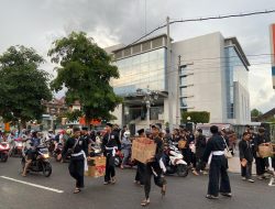 Warga dan Siswa Persaudaraan Setia Hati Terate Rayon Seram Banyudono Ponorogo Berbagi Takjil