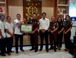Administratur Perhutani KPH Bondowoso Berikan Piagam Penghargaan Kepada Kajari