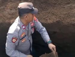 Anggota Polsek Buluspesantren Ikut Menggali Makam Demi Bantu Sahabatnya