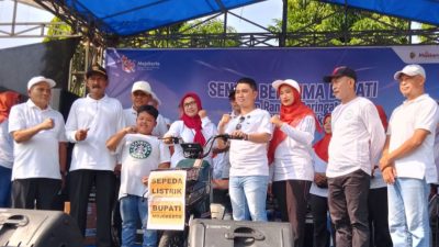 Bupati Gus Barra didampingi Anggota DPRD Provinsi Abah Sholeh dan Camat Dlanggu Ustadz Bakri Senam Sehat serta Bagi Bagi Door Prize