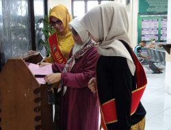 Hari Kartini, Polwan Sidoarjo Kenakan Kebaya di Pelayanan Samsat