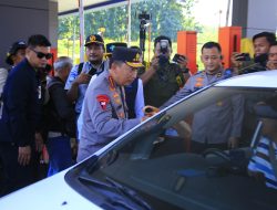 Kapolri Sapa dan Beri Bingkisan ke Pemudik di Tol Kalikangkung