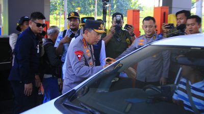Kapolri Sapa dan Beri Bingkisan ke Pemudik di Tol Kalikangkung