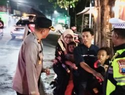 Polsek Krian Gelar Operasi Cipta Kondisi di Simpang Enam, Tingkatkan Kesadaran Pengguna Jalan