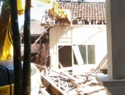 Sempat Diwarnai Protes Warga, Eksekusi Rumah di Jambesari Bondowoso Tetap Berlanjut