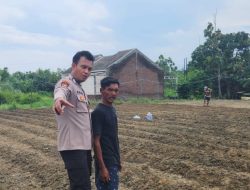 Bhabinkamtibmas Polsek Tulangan Dukung Ketahanan Pangan Melalui Perawatan Lahan Pekarangan di Desa Grinting