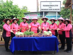 Bhayangkari Cabang Bojonegoro Panen Sayuran, Dukung Ketahanan Pangan