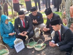 Peringati Hari Jadi Kabupaten Mojokerto ke – 732, Bupati Gus Barra dan Wabup dr. Rizal Ziarah ke Makam Mantan Bupati H. Suwandi