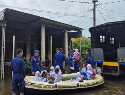 Ditpolairud Polda Jateng Antar Jemput Anak Sekolah di Daerah Banjir Sayung