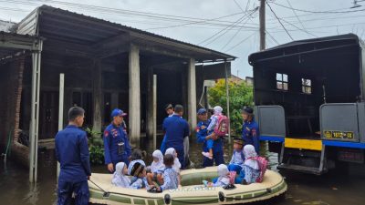 Ditpolairud Polda Jateng Antar Jemput Anak Sekolah di Daerah Banjir Sayung