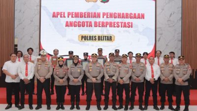Kapolres Blitar Beri Penghargaan kepada Personel Berprestasi