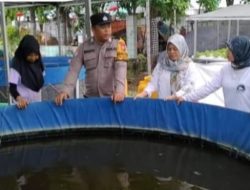 Polisi Dukung Ketahanan Pangan, Bhabinkamtibmas Polsek Waru Sidoarjo Cek Budidaya Ikan Patin di Lahan Fasum