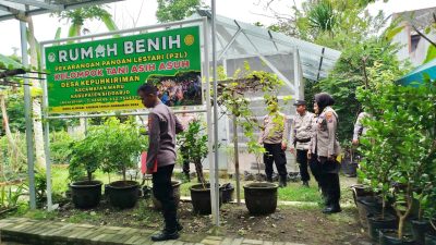 Polisi Peduli Pangan, Bripka Kisom Tinjau Pekarangan Budidaya Sayuran di Sidoarjo