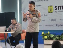 Polres Gresik Gelar Edukasi Keselamatan Berkendara dan Bahaya Narkoba bagi Pelajar di Pesantren