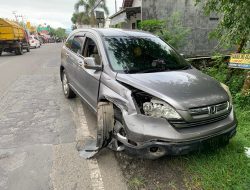 Polres Wonogiri Evakuasi dan Lakukan Olah TKP Kecelakaan Lalu Lintas di Depan Gapura RS Hermina