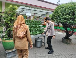 Polsek Candi Polresta Sidoarjo Dampingi Program Ketahanan Pangan P2B Warga Tenggulunan Tanam Sawi Pokcoy