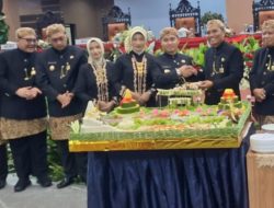 Rapat Paripurna DPRD Kabupaten Mojokerto, Wakil Ketua H. Khoirul Amin Potong Tumpeng Diberikan kepada Bupati Gus Barra