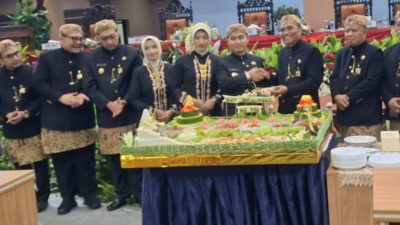 Rapat Paripurna DPRD Kabupaten Mojokerto, Wakil Ketua H. Khoirul Amin Potong Tumpeng Diberikan kepada Bupati Gus Barra