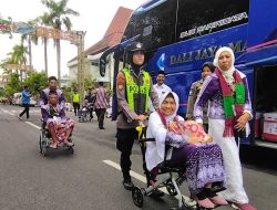 Sigap dan Tulus, Polwan Bojonegoro Dampingi Calon Haji Lansia Menuju Bus