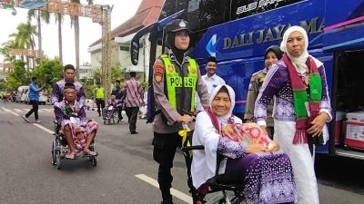 Sigap dan Tulus, Polwan Bojonegoro Dampingi Calon Haji Lansia Menuju Bus
