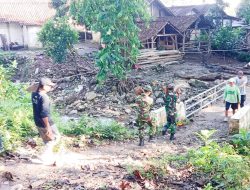 Babinsa Gondang Bojonegoro bersama Warga Sambongrejo Bangun Bronjong dan Jalan Makadam