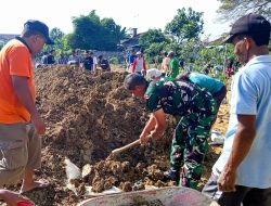 Bersama Warga Tlumbung, Babinsa Sumberrejo Bojonegoro Bersih-Bersih Area Makam