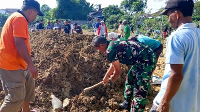 Bersama Warga Tlumbung, Babinsa Sumberrejo Bojonegoro Bersih-Bersih Area Makam