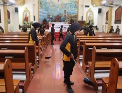 Jaga Kebersamaan dan Toleransi, Jelang Hari Bhayangkara Ke-79 Polwan Polres Pamekasan Gelar Bakti Religi di Gereja