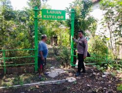 Kapolsek Tulangan Dorong Ketahanan Pangan Melalui Perawatan Lahan Pekarangan Warga di Desa Singopadu