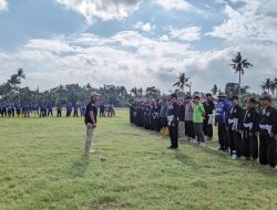 PSHT Cabang Jember bersama Baret Rescue Bersihkan Sampah di Pantai Macema