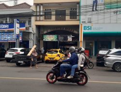 Lahan Pakir di Atas Jembatan Depan Ruko Citra Niaga Rogojampi Diduga Melakukan Premanisme dan Kebal Hukum