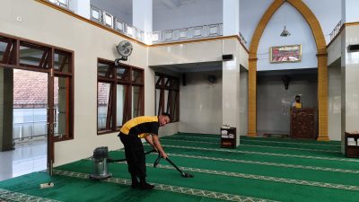 Peduli Sesama, Polres Wonogiri Gelar Baksos dan Bersih Tempat Ibadah Sambut HUT Bhayangkara ke-79