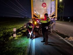 Polisi Olah TKP Lakalantas Truk VS Motor di Selogiri