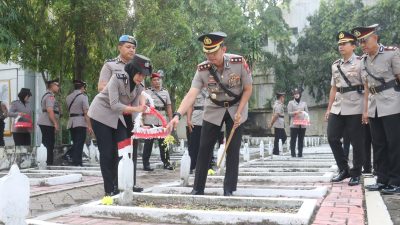 Sambut Hari Bhayangkara ke-79, Polres Bojonegoro Gelar Ziarah ke Taman Makam Pahlawan