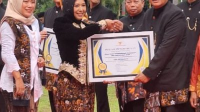 Kadis Sosial PPPA Choirul Anwar Terima Penghargaan dari Walikota Ning Ita Pada Upacara Hari Jadi Kota Mojokerto ke-107