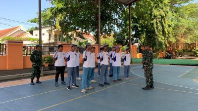 Anggota Kodim Ponorogo Berikan Pembinaan Karakter dan Kedisiplinan Kepada Siswa