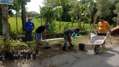 Anggota Kodim Ponorogo Kerja Bakti Bersihkan Lingkungan Bersama Warga