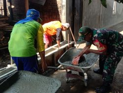 Babinsa Kodim Ponorogo Bantu Warga Bangun Rumah