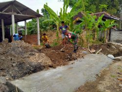 Babinsa Kodim Ponorogo Gotong Royong Perbaiki Gorong Gorong Bersama Warga