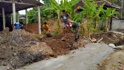 Babinsa Kodim Ponorogo Gotong Royong Perbaiki Gorong Gorong Bersama Warga