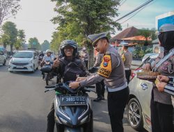 Bukan Razia Biasa, Polres Jember Jadikan Operasi Patuh Semeru Aksi Senyum dan Cokelat untuk Keselamatan